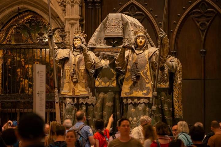 Guardando los supuestos restos de Cristóbal Colón.