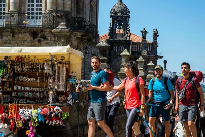 Las mochilas con saco, un distintivo entre turistas y peregrinos.