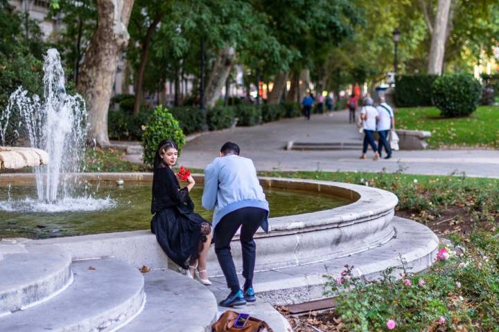 mujer con mantilla en el paseo del prado