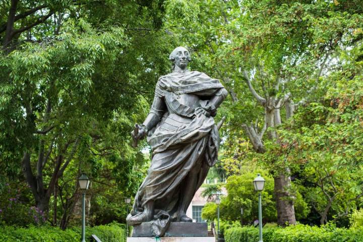 estatua de carlos iii en el botanico