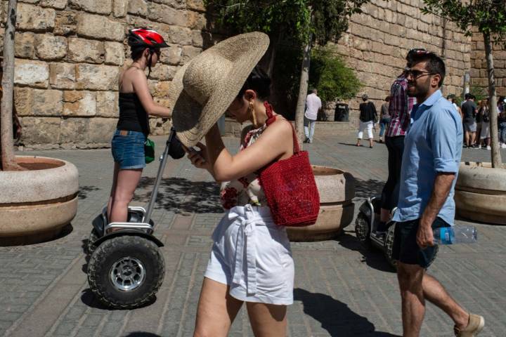 Turistas huyendo del sol en Sevilla.