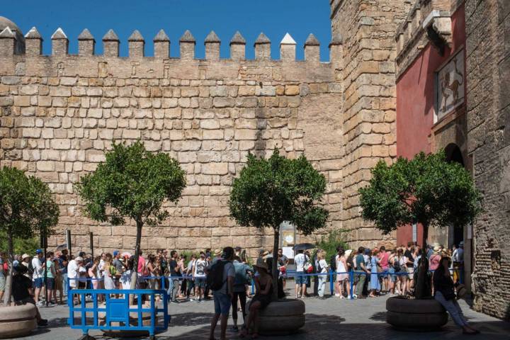 Colas para en entrar en el Alcázar y sus jardines en Sevilla.