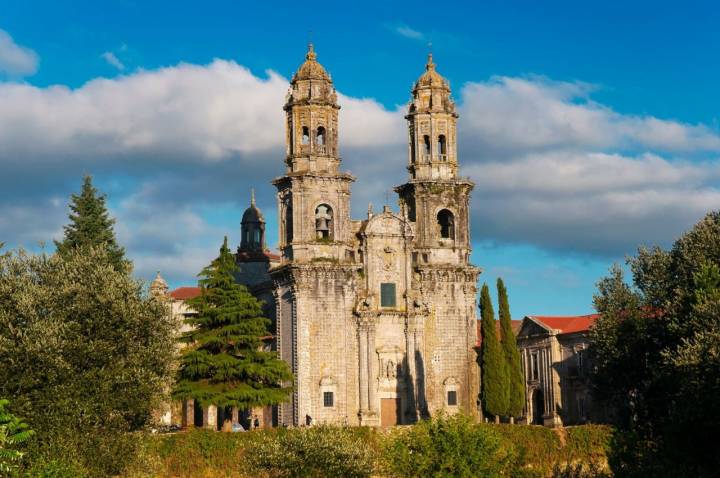 La imponente fachada confirma que sí, merecía la pena desviarse del camino. Foto: Agefotostock