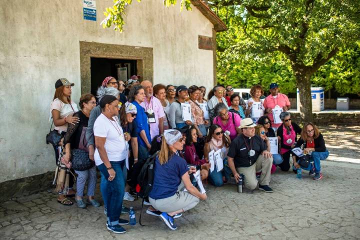 Tras ponerles el sello compostelano, el grupo posa feliz.