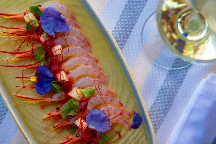 Gamba cruda con piña, remolacha y una vinagreta de maracuyá.