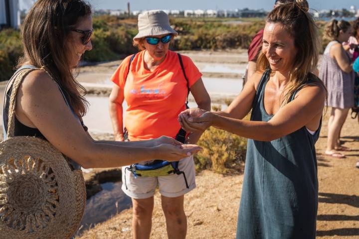 La campaña de la sal transcurre durante los meses de verano