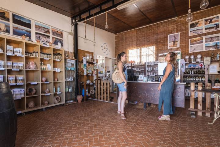 Hay una pequeña tienda junto a las propias salinas.