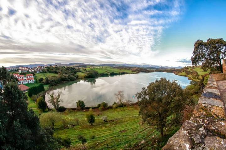 Las vistas desde el mirador que hay tras la iglesia son de postal.