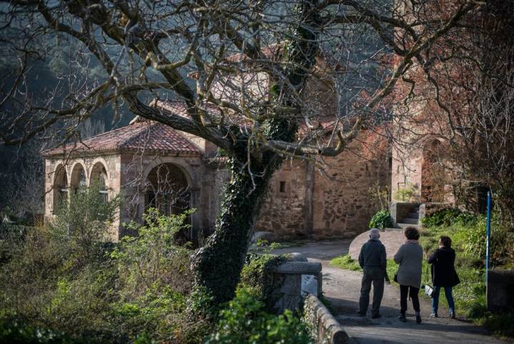 La torre campanario de la derecha es del siglo XIX, casi mil años más joven que la Iglesia. No confundir.