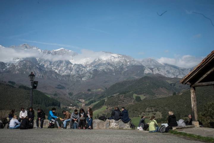 A espaldas del Monasterio, ermita de San Miguel, la más cercana de las que rodean a Toribio. Los chavales prefieren vistas.