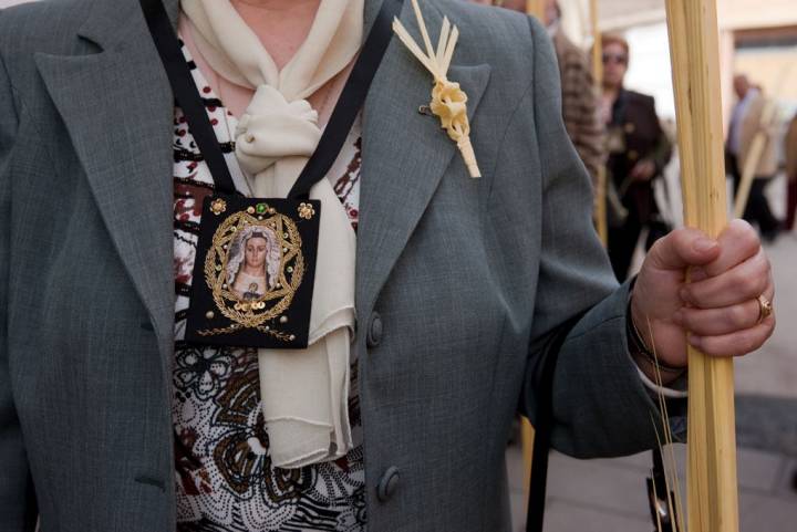 Una mujer desfila en la procesión del Domingo de Ramos en Torralba de Calatrava.