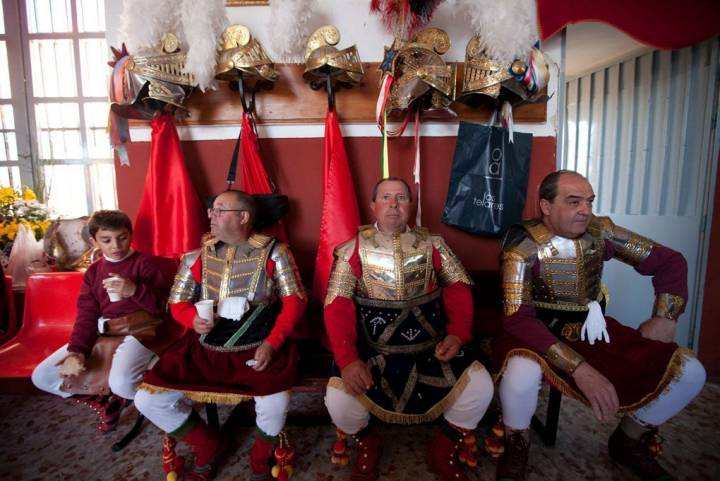 Un grupo de armaos de Calzada de Calatrava descansan en su sede momentos antes de comenzar la procesión.