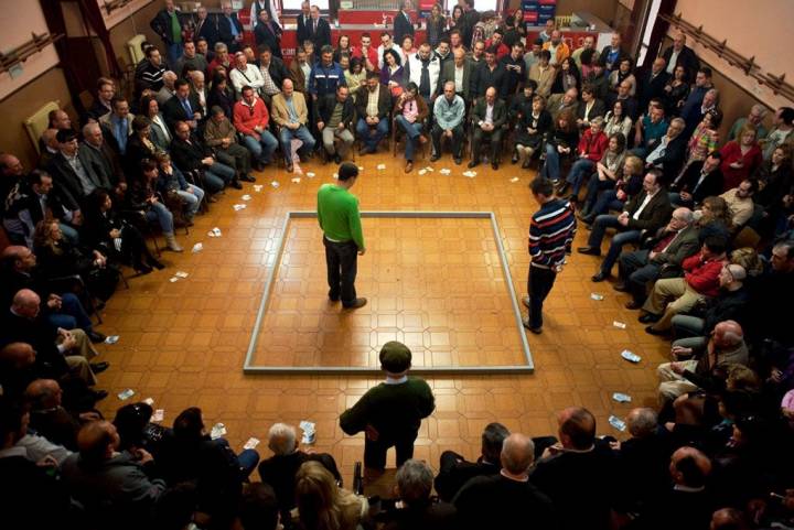 En el casino de Calzada de Calatrava, un numeroso grupo de personas apuestan a “Las  Caras”.