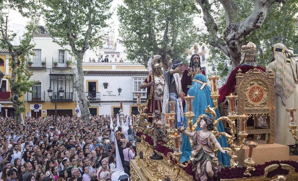 El misterio de Jesús ante Anás de la Hermandad del Dulce Nombre saliendo de la Parroquia de San Lorenzo.