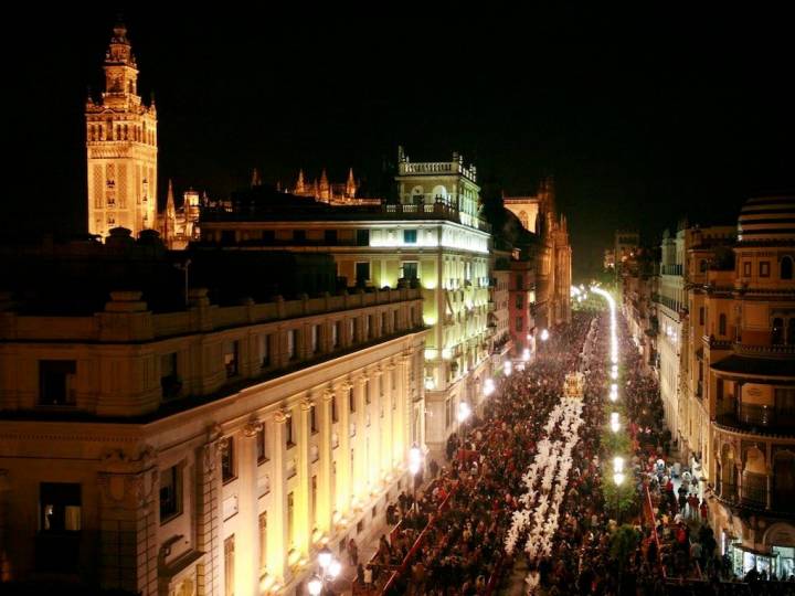 Vista de los 'armaos' que acompañan el paso del misterio de la Sentencia de la Hermandad de la Macarena. Foto: Ayto Sevilla