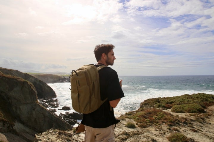 Un senderista observa los acantilados cerca de Puerto de Vega.