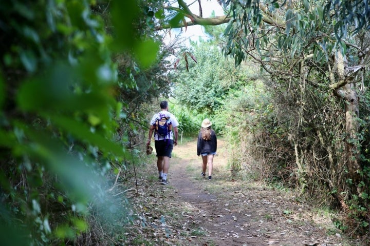 Dos senderistas por la Senda Costa Naviega