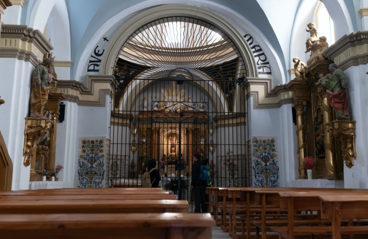 Interior de la ermita de la Virgen de la Fuente en Muel (Zaragoza).
