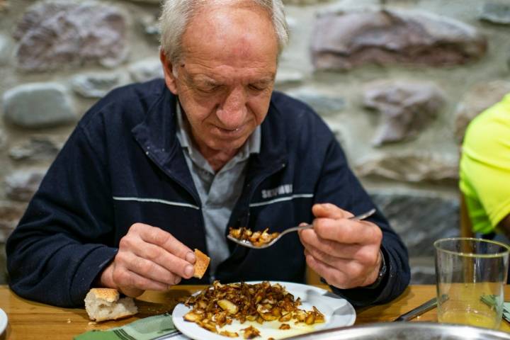 José Ramón dando buena cuenta de los boletus.