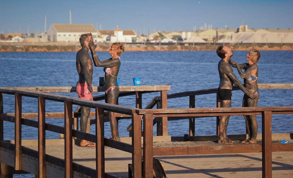 Dos parejas con envolturas de barro en San Pedro del Pinatar, Murcia.