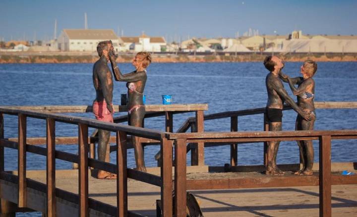 Dos parejas con envolturas de barro en San Pedro del Pinatar, Murcia.