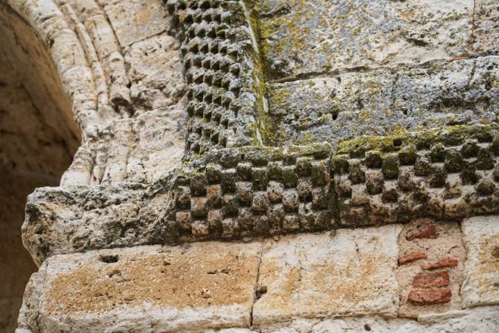 Detalle ajedrezado de la fachada de una iglesia en Simancas (Valladolid)