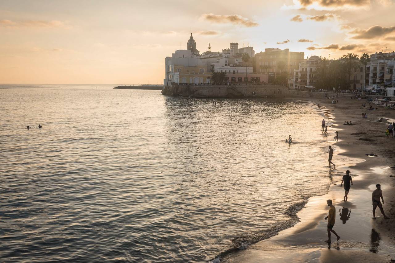 Playa de San Sebastián y skyline de Sitges