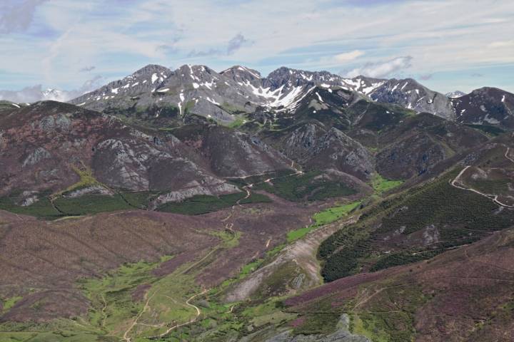 Las montañas de Puebla de Lillo, un plan fresquito para el verano. Foto: shutterstock.