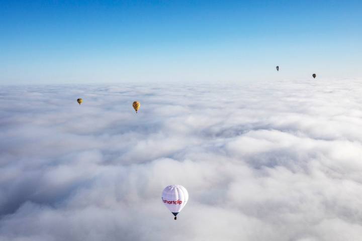 Paseo en globo por Bocairent (Valencia): mar de nubes surcados por los globos