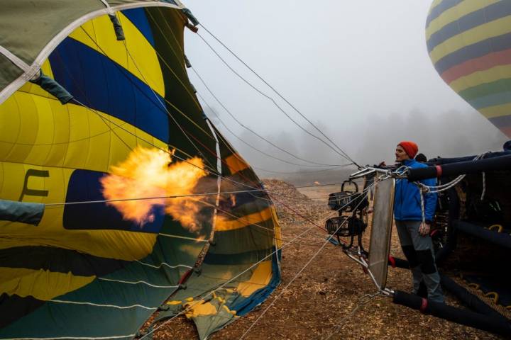 Paseo en globo por Bocairent (Valencia): preparación del inflado de los globos