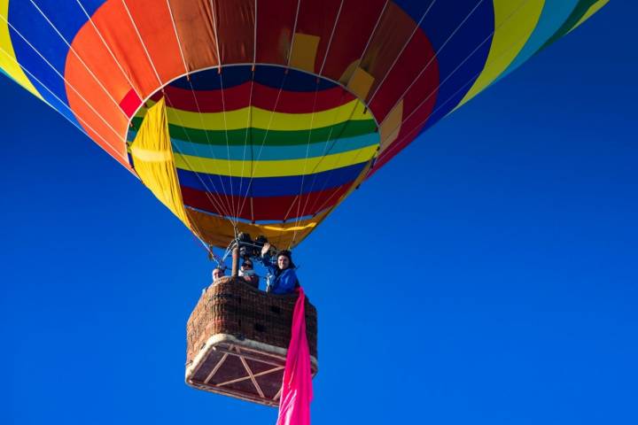 Paseo en globo por Bocairent (Valencia): subidos en la cesta