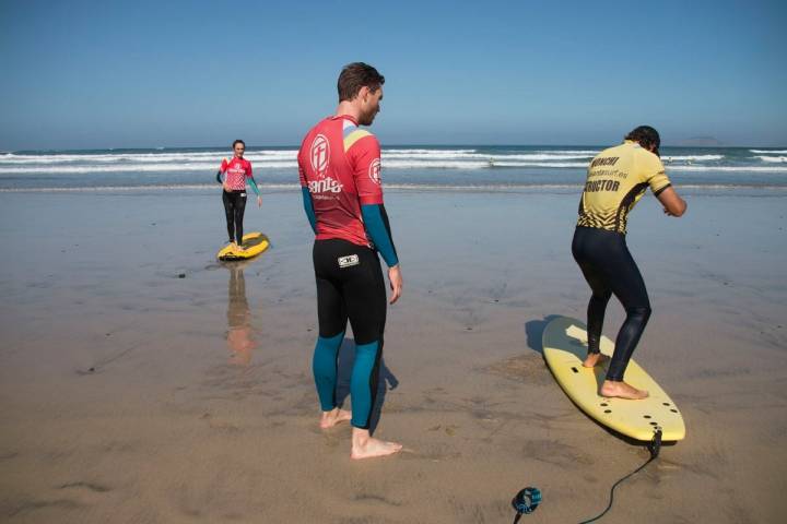 Se pueden contratar clases de surf para todos los niveles.