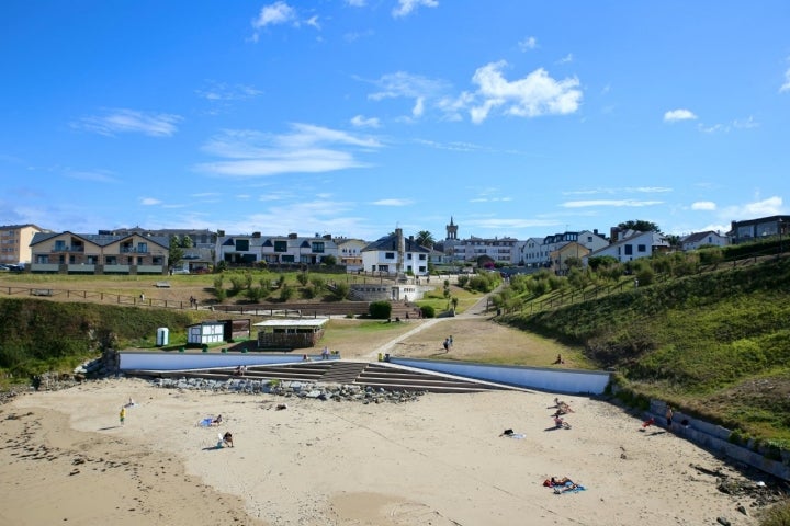 Bañistas en el arenal de la playa de Tapia de Casariego