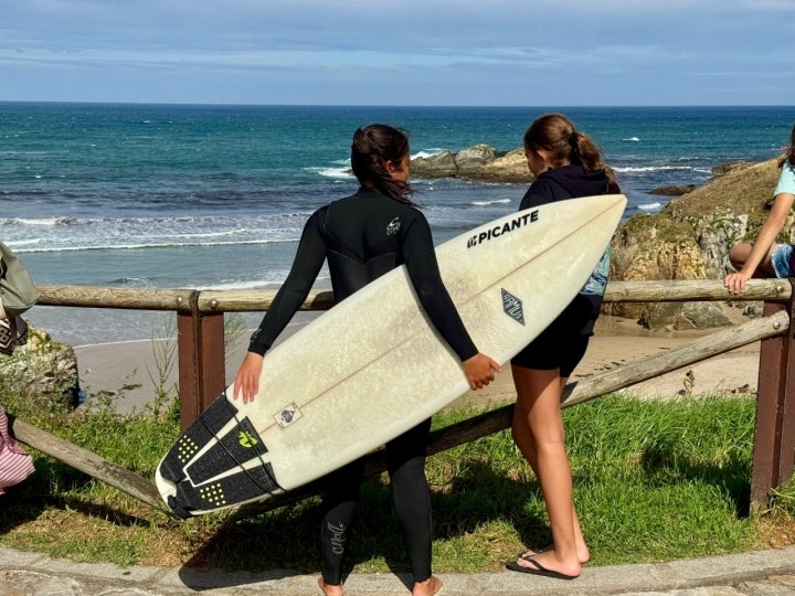 Surfistas en la playa de Tapia de Casariego
