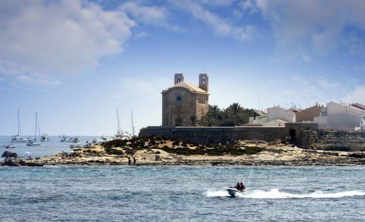 Una lancha sobre el mar de Tabarca