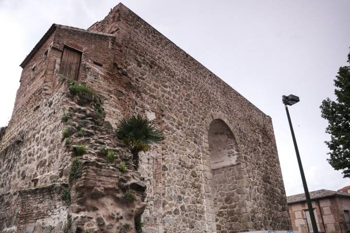 Detalle de una torre albarrana donde se aprecia de dónde viene su nombre: torre adelantada.