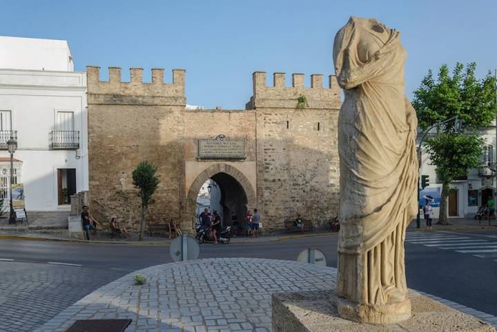 Ya en la Puerta de Jerez nos encontramos con la primera descripción de la ciudad.