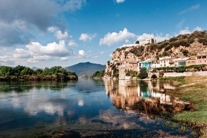 Miravet reflejado en el Ebro.