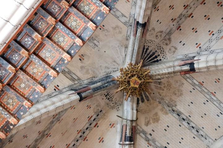 La parte del templo decorada por Mahoma Ramí incorpora elementos góticos.