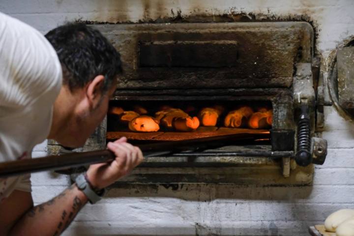 El histórico horno de Tobed todavía sigue en activo.