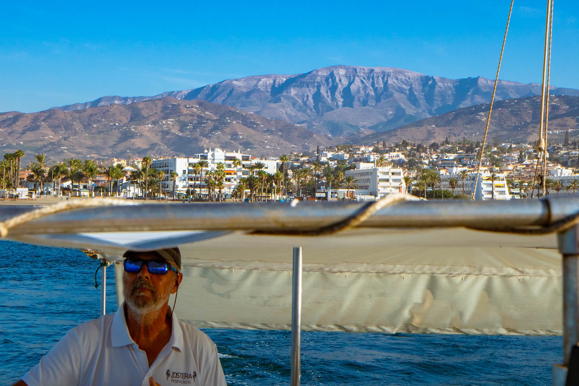El capitán del Zostera, Francisco, con la majestuosa Maroma de fondo.