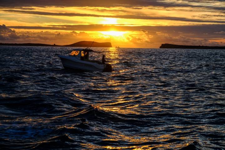 Una embarcación cerca de la costa al atardecer.