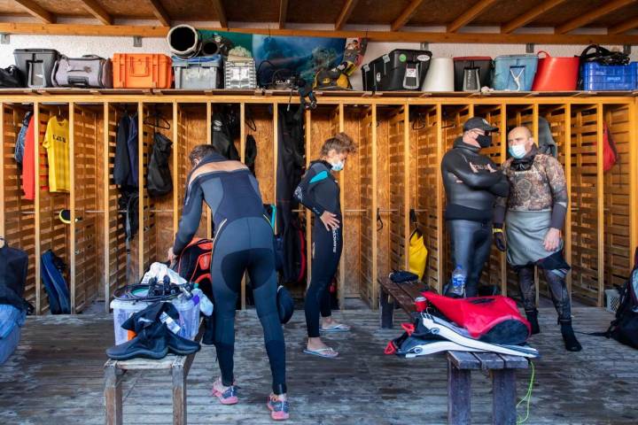 El traje de neopreno nos ayudará a mantener nuestro cuerpo caliente dentro del agua.