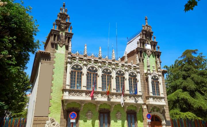 La fachada ecléctica del Museo de la Cuchillería. Foto: Shutterstock.