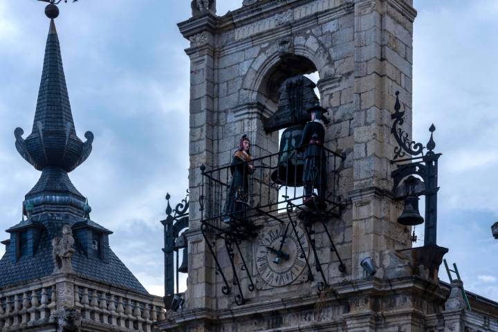 Los maragatos Juan Zancuda y Colasa sacuden la campana cada hora.