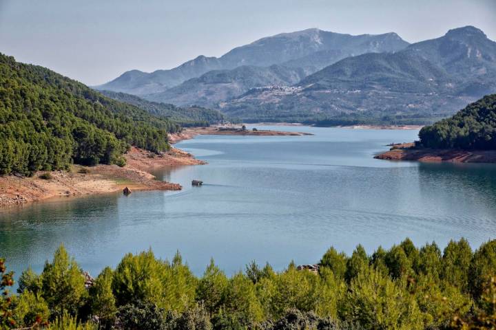 El embalse de El Tranco de Beas es uno de los más grandes de España.