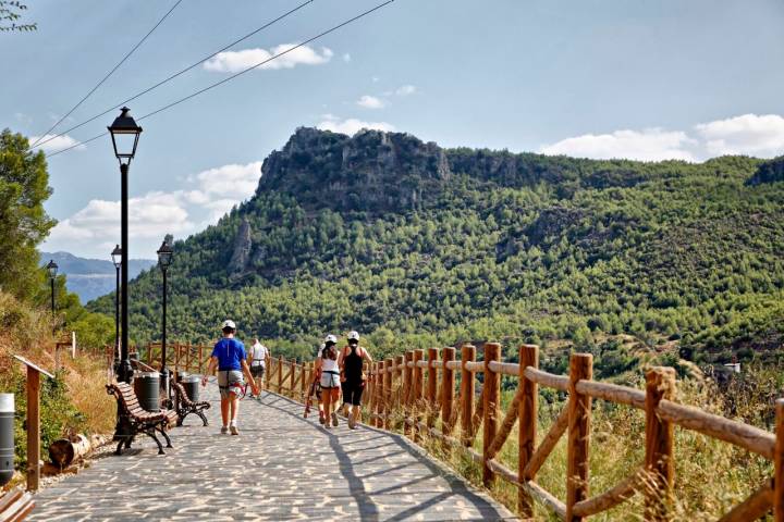 En torno al pantano, hay muchos senderos que te adentran aún más en el parque natural.