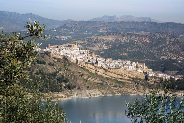 Desde la construcción del pantano en 1961, la villa de origen árabe parece emerger de las aguas.