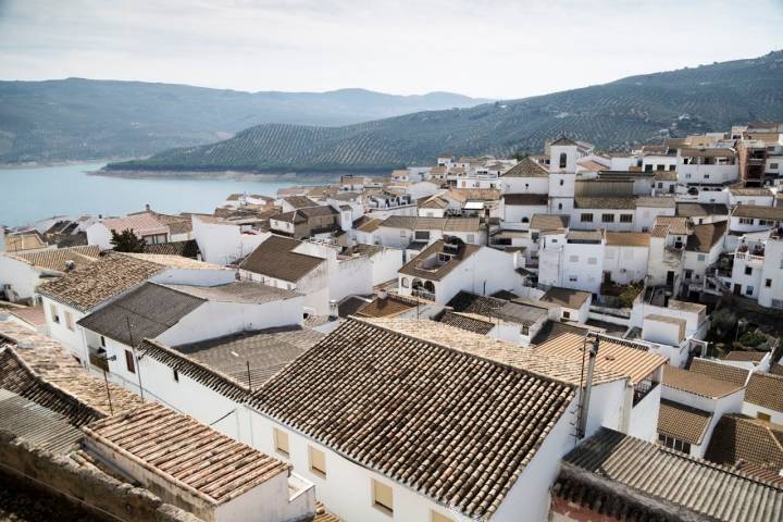 En temporada, la localidad vive del turismo de interior que generan las actividades en torno al pantano.