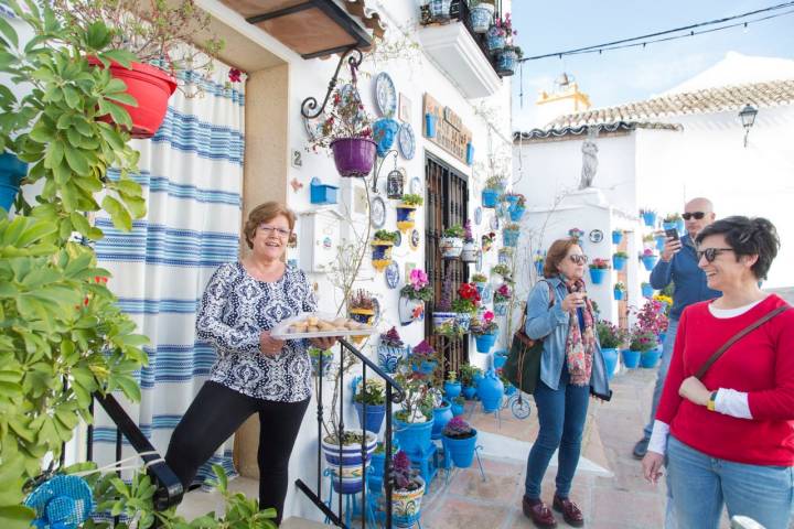 Juani, la artífice de la belleza del Patio de Comedias, invita a dulces caseros a todo el que pasa.